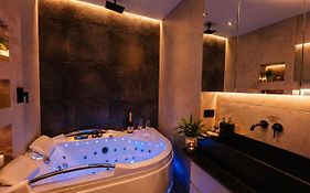 WARSZAWA CENTRAL HOUSE - Studios in Warsaw with Private Jacuzzi, full access to Sauna, Gym&Billards - Studia z prywatnym Jacuzzi oraz dostępem do sauny, siłowni i bilarda
